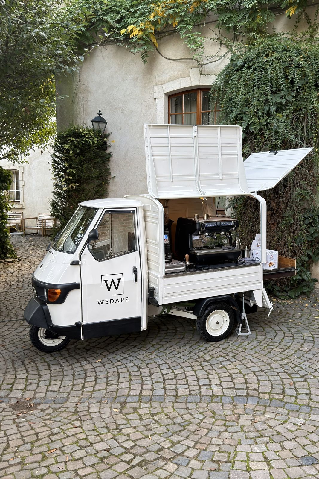 Coffee-Ape im Innenhof