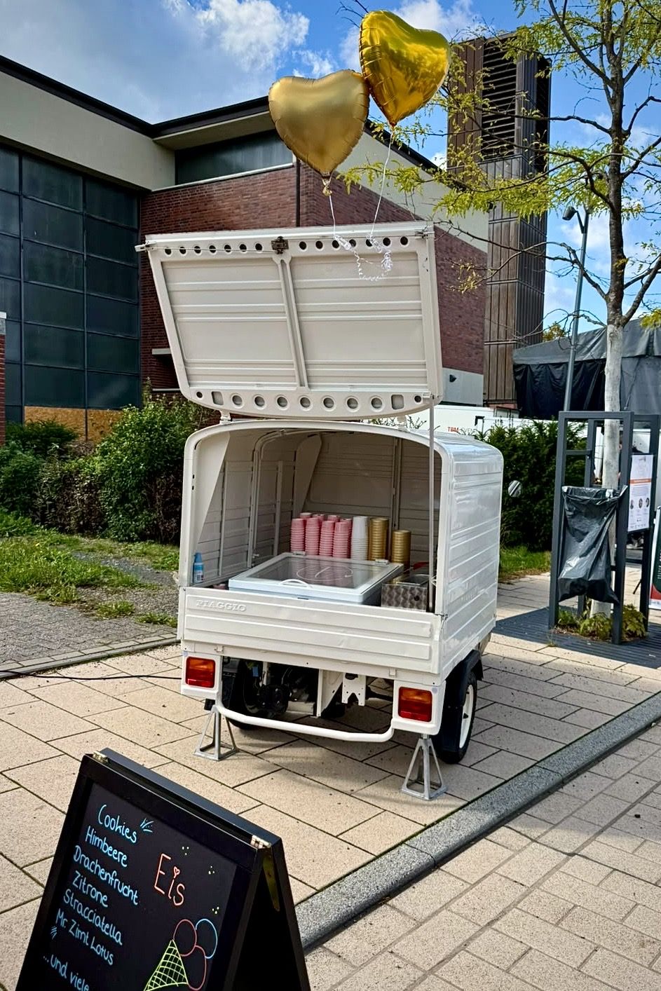 Eis-Ape mit Eisvitrine, Bechern und Eistafel