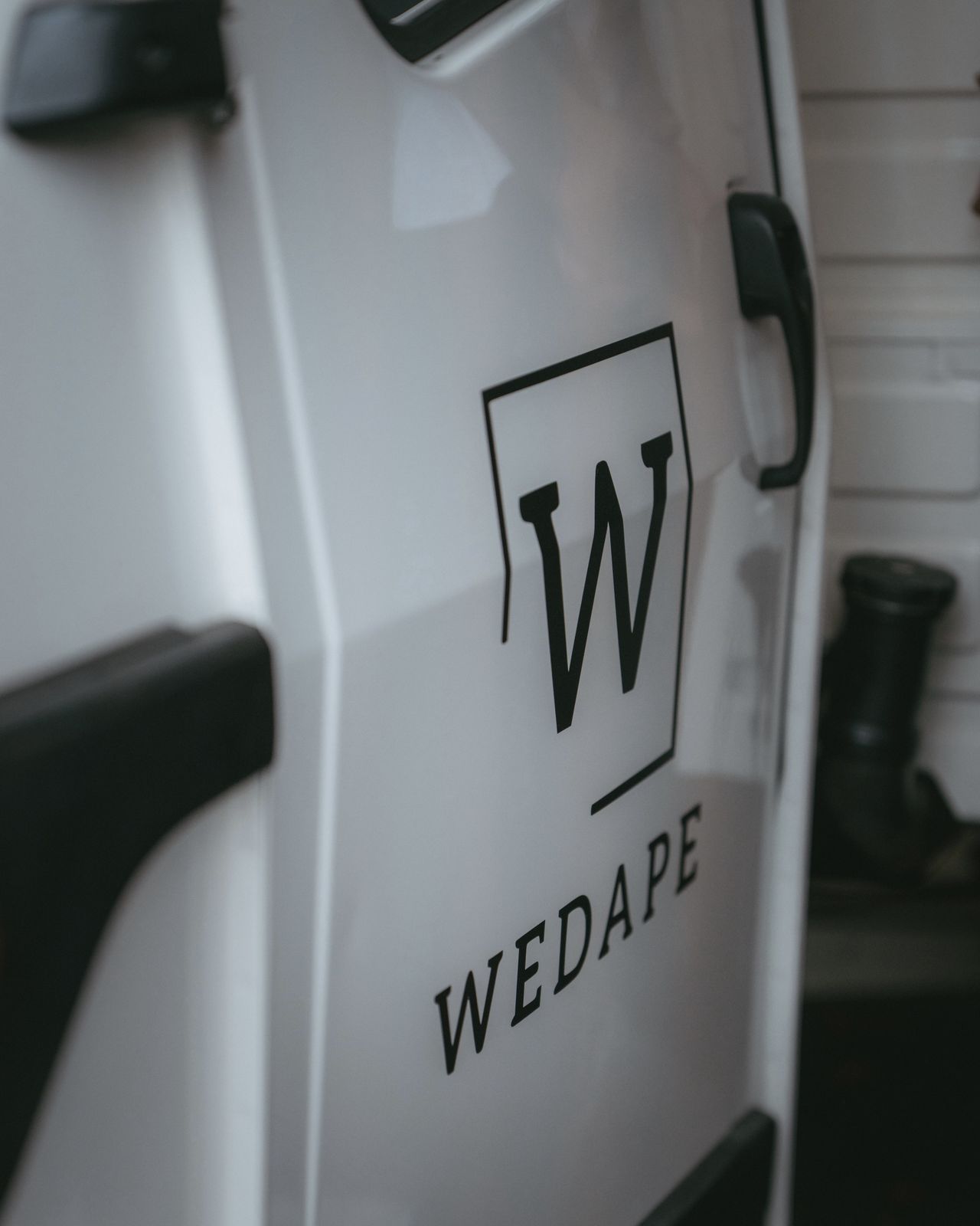 Wedape-Logo auf der Tür der Ape