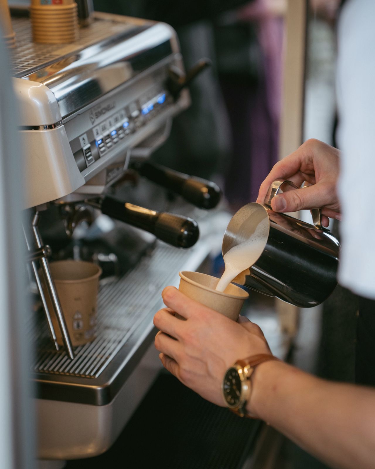 Milchschaum wird eingegossen
