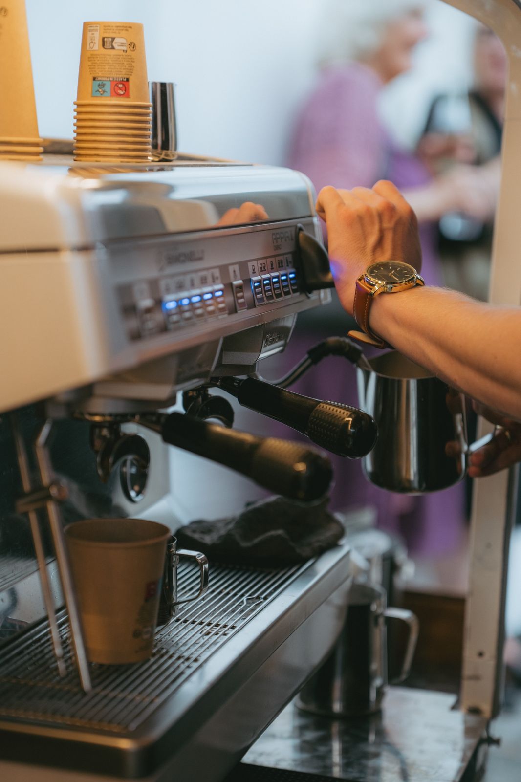 Barista an der Siebträgermaschine