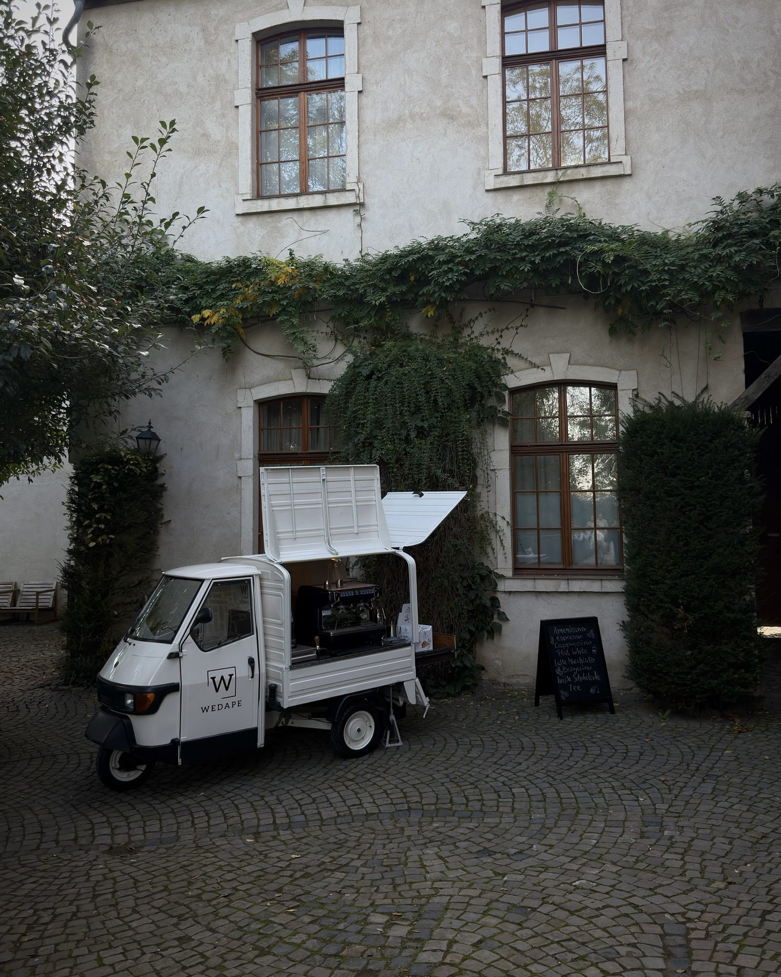 Coffee-Ape im Innenhof