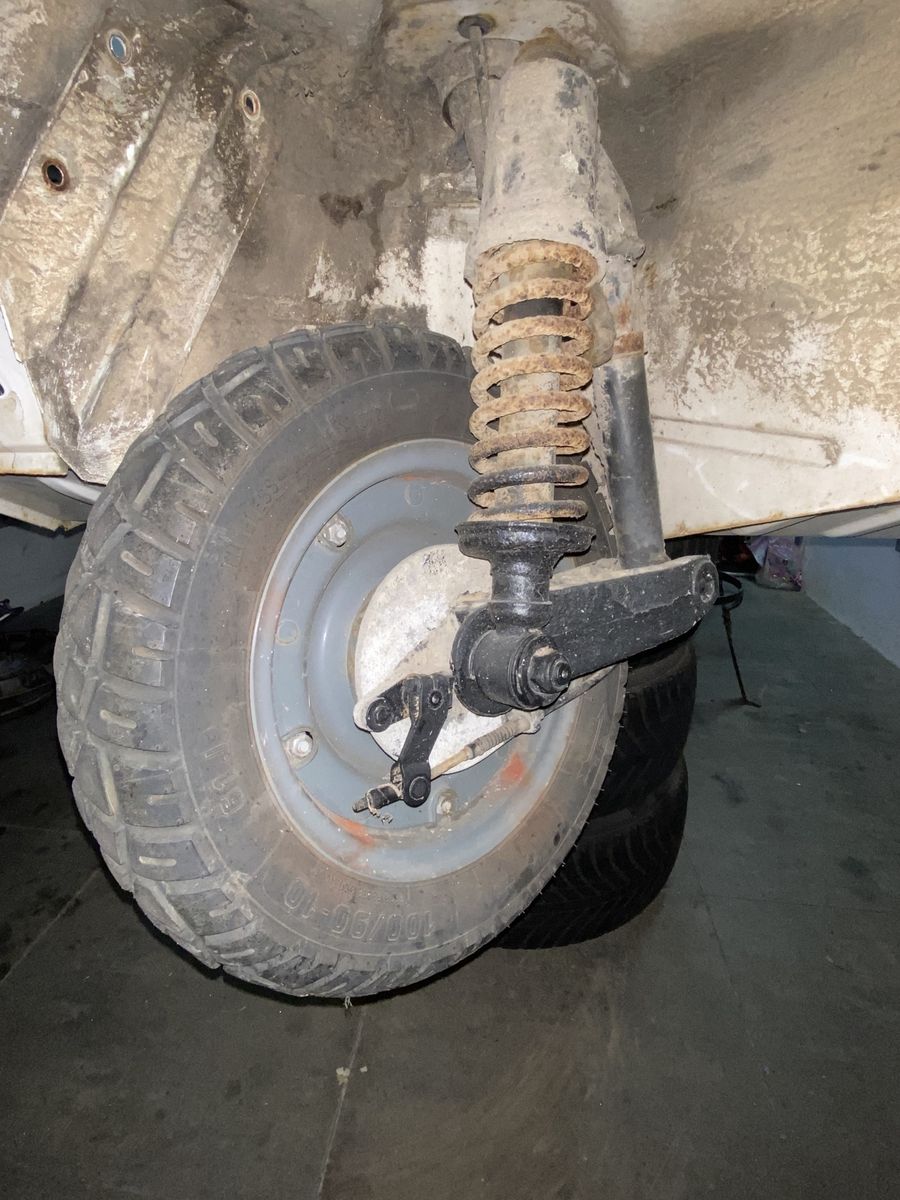 Rostiges Fahrwerk vor der Aufarbeitung