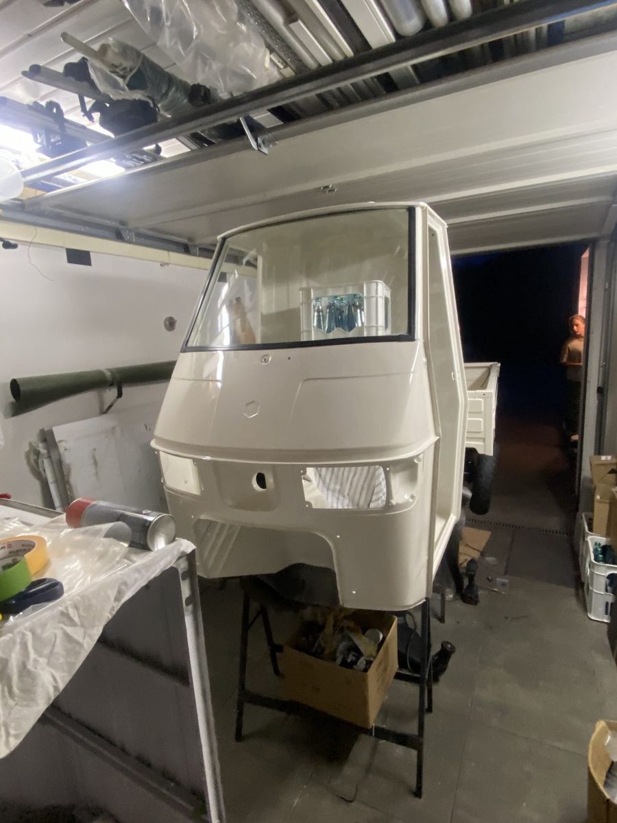 Frisch lackierte Kabine in der Garage