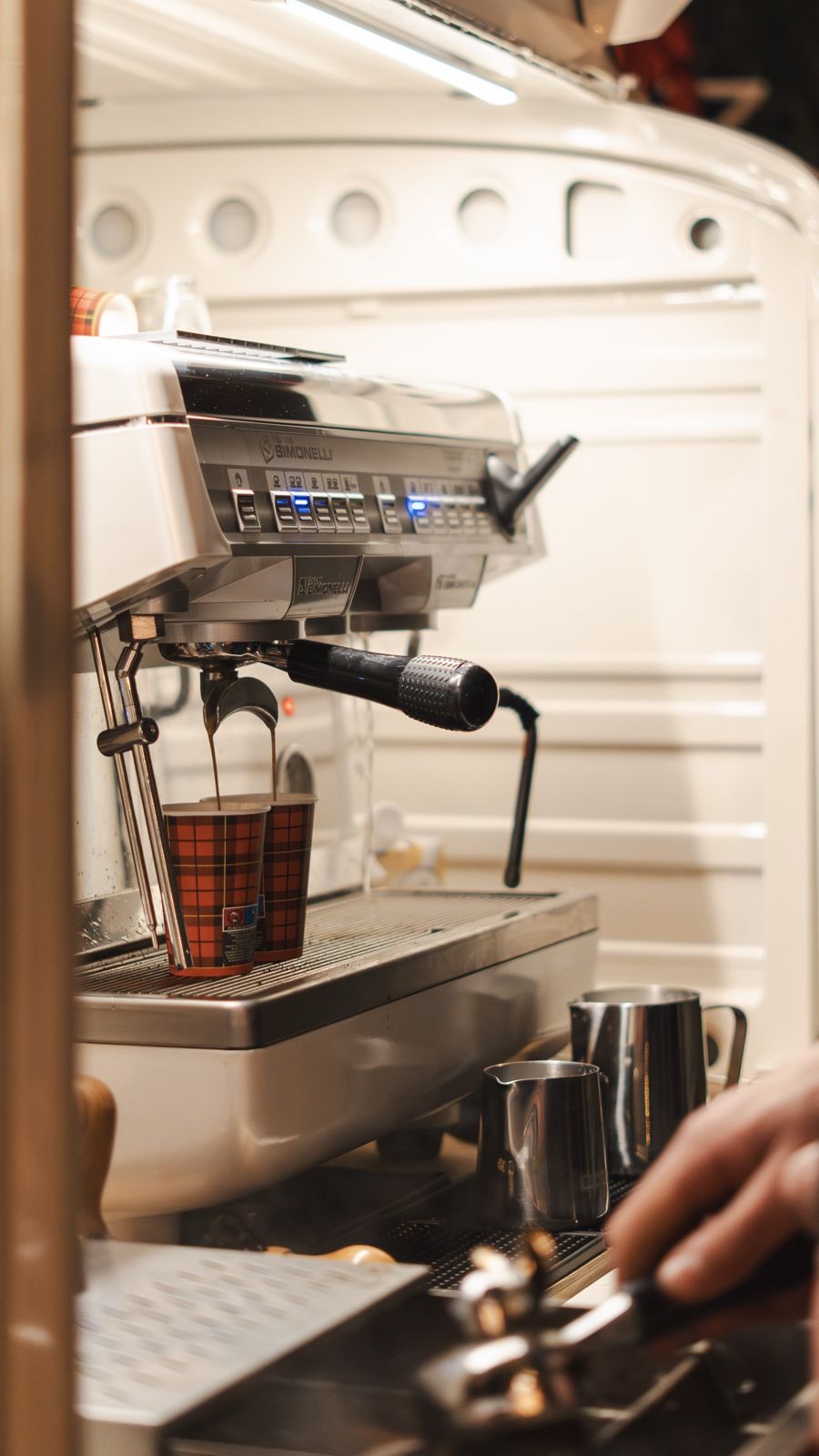 Espresso läuft in weihnachtliche Becher an der Siebträgermaschine der Coffee-Ape